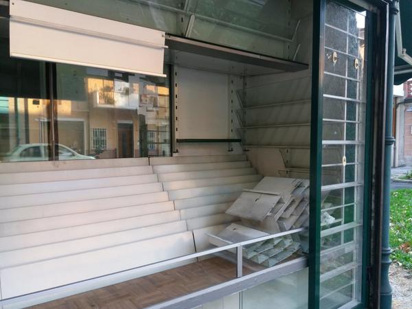 1#3518 Chiosco per vendita di giornali con illuminazione e riscaldamento in vendita - foto 4