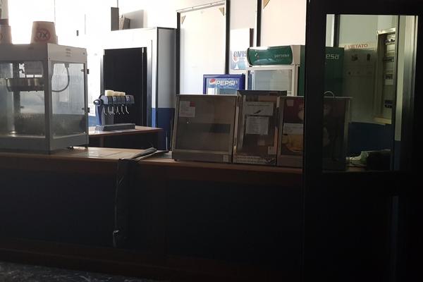 2#3569 Attrezzatura per sala cinematografica e ufficio in vendita - foto 4