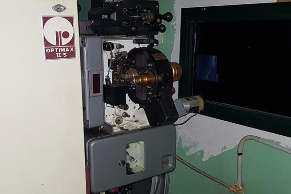 2#3569 Attrezzatura per sala cinematografica e ufficio in vendita - foto 46