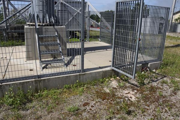12#3589 Basamento con palo per telecomunicazioni in vendita - foto 4
