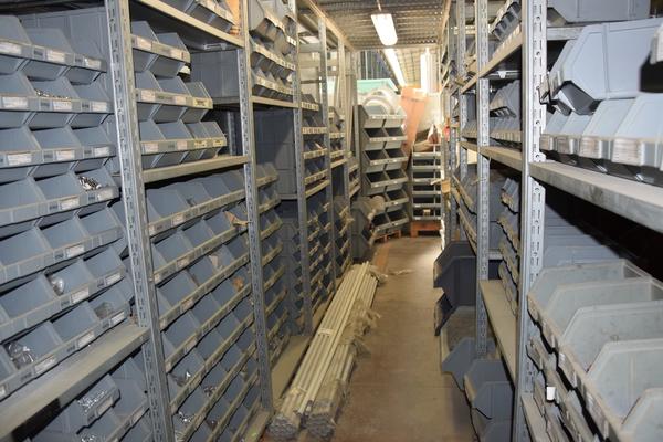 39#3589 Magazzino di materiale elettrico e viteria in vendita - foto 1