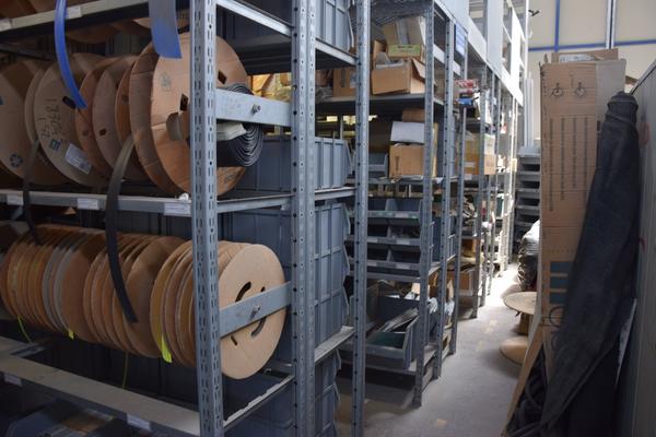 39#3589 Magazzino di materiale elettrico e viteria in vendita - foto 2
