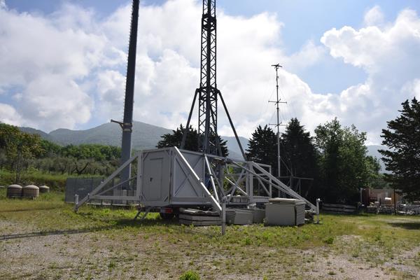 8#3589 Carrello con shelter e traliccio per telecomunicazioni in vendita - foto 1