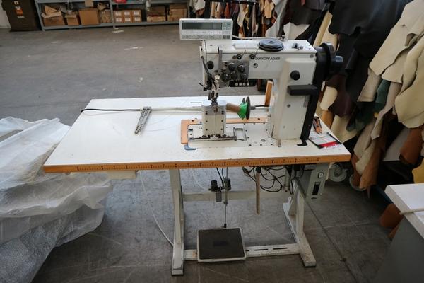 34#3594 Banchi da lavoro Marim e macchine da cucire Durkopp in vendita - foto 1