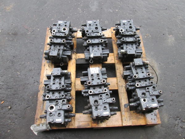 13#3595 Distributori per escavatore Komatsu in vendita - foto 1