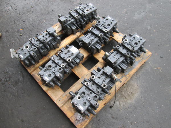 13#3595 Distributori per escavatore Komatsu in vendita - foto 2