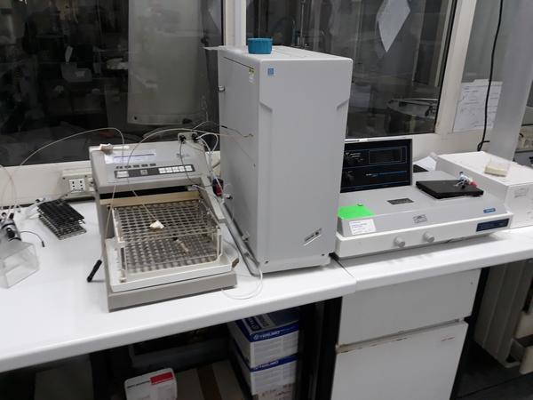 17#3675 Spettrofotometro Hitachi e centrifuga Bekman in vendita - foto 19