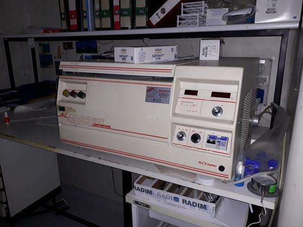 7#3675 Centrifuga ALC e  microscopio Leitz in vendita - foto 1
