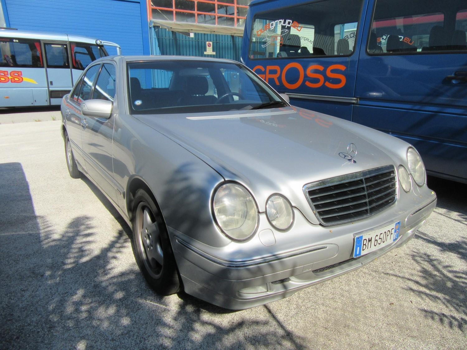 Lot Mercedes vehicle