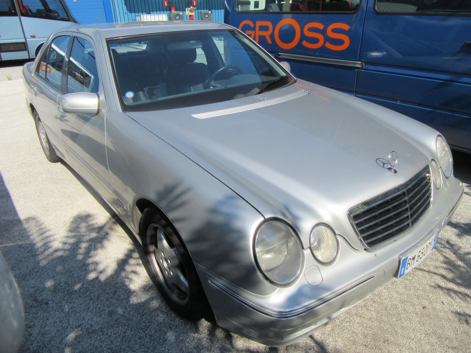 Lot Mercedes vehicle