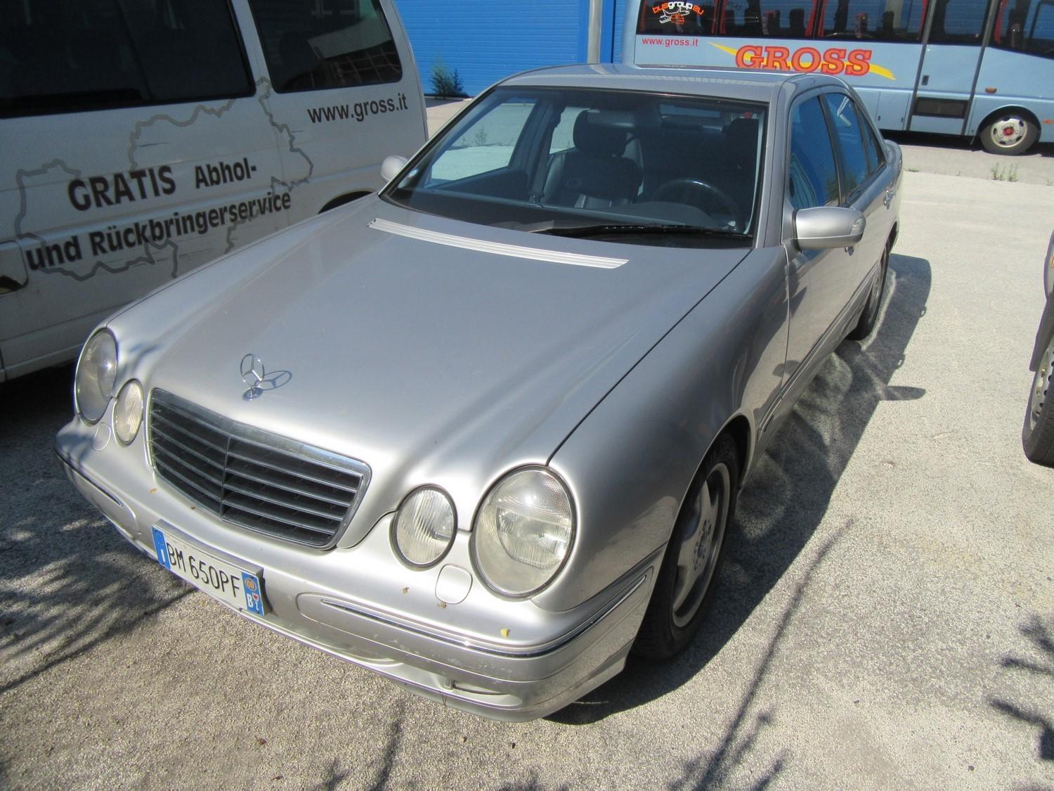 Lot Mercedes vehicle