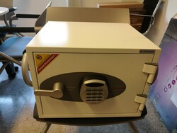 Docking system with speakers and wireless headphones - Auction 3704 Docking system with speakers and wireless headphones - Auction 3704