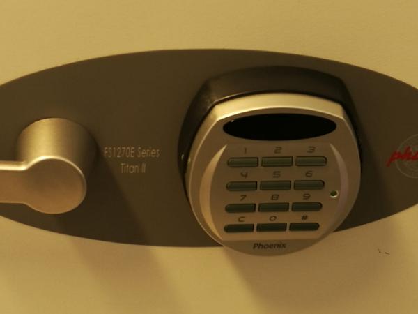 14#3704 Tv Philips e cassaforte Phoenic in vendita - foto 3