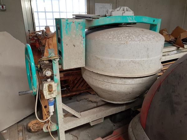 4#3764 Betoniera Imer e lampade da cantiere Philips in vendita - foto 1