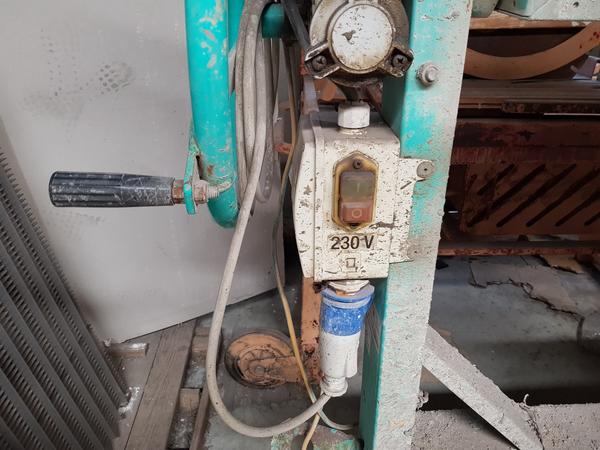 4#3764 Betoniera Imer e lampade da cantiere Philips in vendita - foto 13
