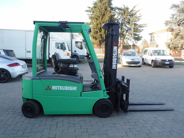 1#3810 Carrello elevatore Mitsubishi FB 20 con pinza a forche Cascade in vendita - foto 3