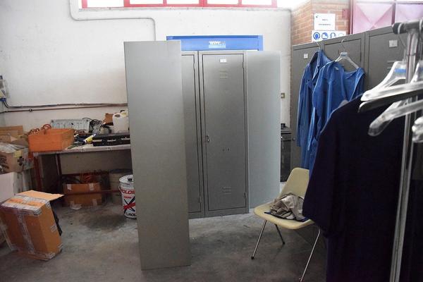 30#3856 Tavoli da lavoro e normaliarmadio in ferro in vendita - foto 2