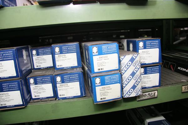 1#3881 Stock di ricambi e accessori per auto e per  veicoli industriali in vendita - foto 245
