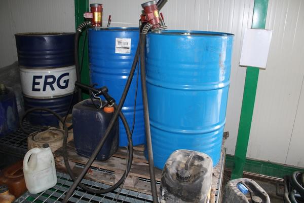 56#3918 Distributore gasolio e fusti olio in vendita - foto 1