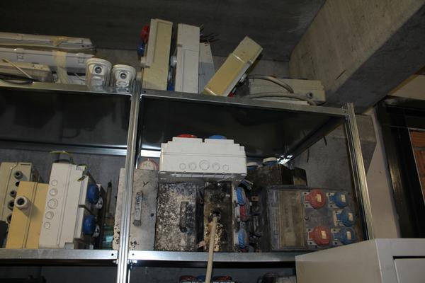 79#3918 Scaffalatura metallica con materiale da cantiere in vendita - foto 3