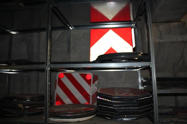 79#3918 Scaffalatura metallica con materiale da cantiere in vendita - foto 18
