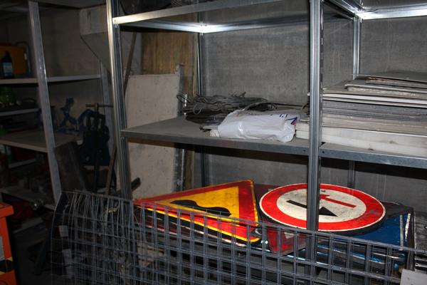 79#3918 Scaffalatura metallica con materiale da cantiere in vendita - foto 23