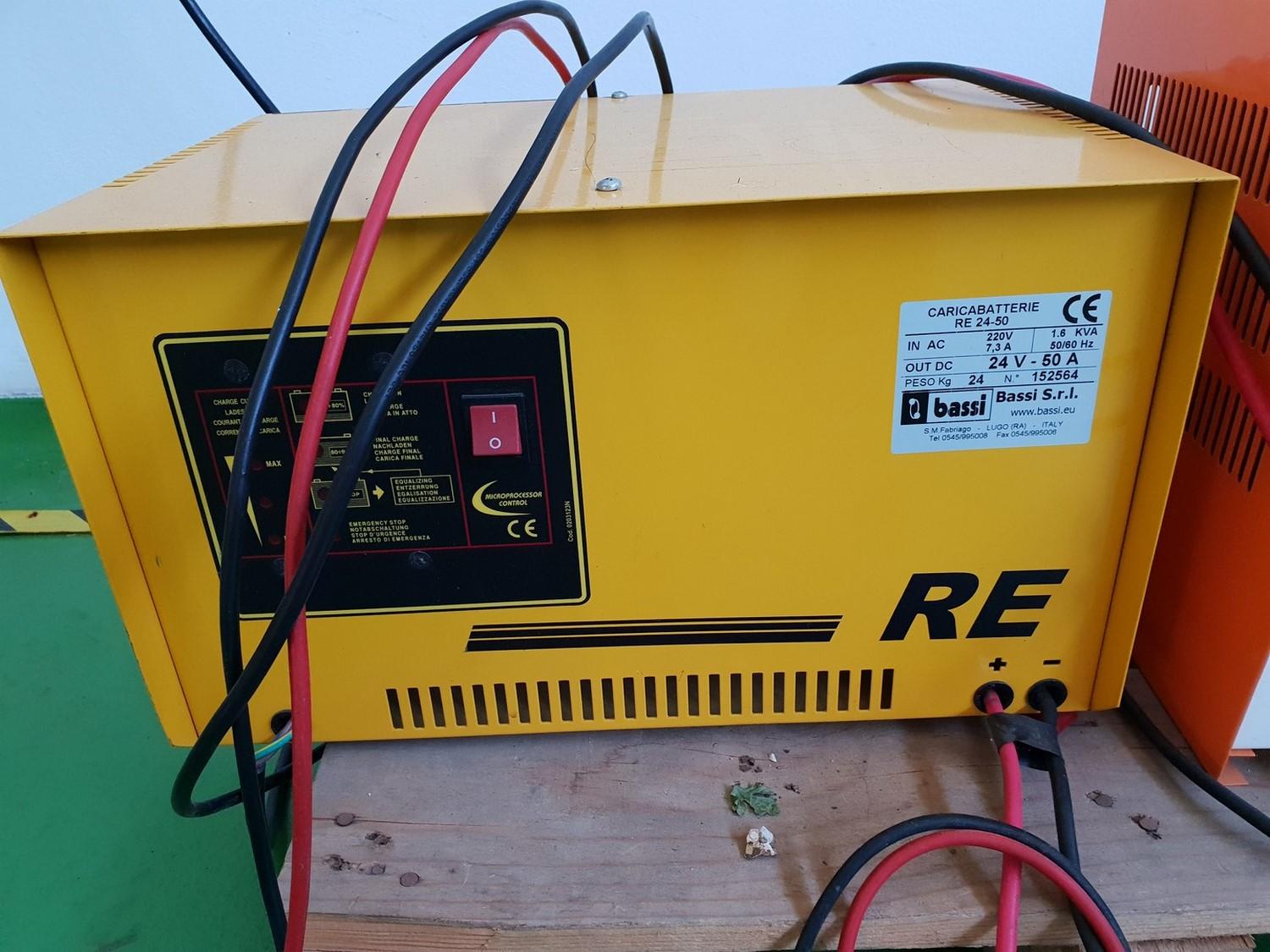 Lot Electric pallet truck and battery charger