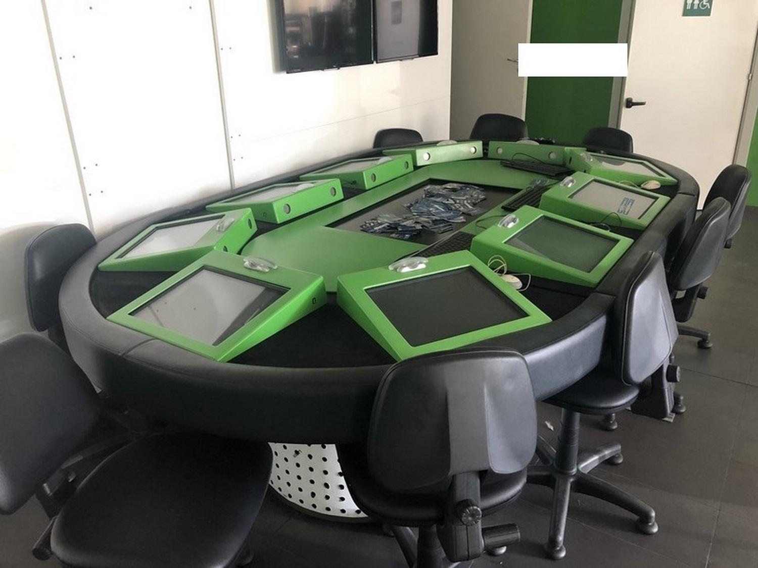 Lot Electronic poker table