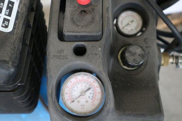 188#4233 Compressore carrellato e bilancia a pavimento in vendita - foto 12