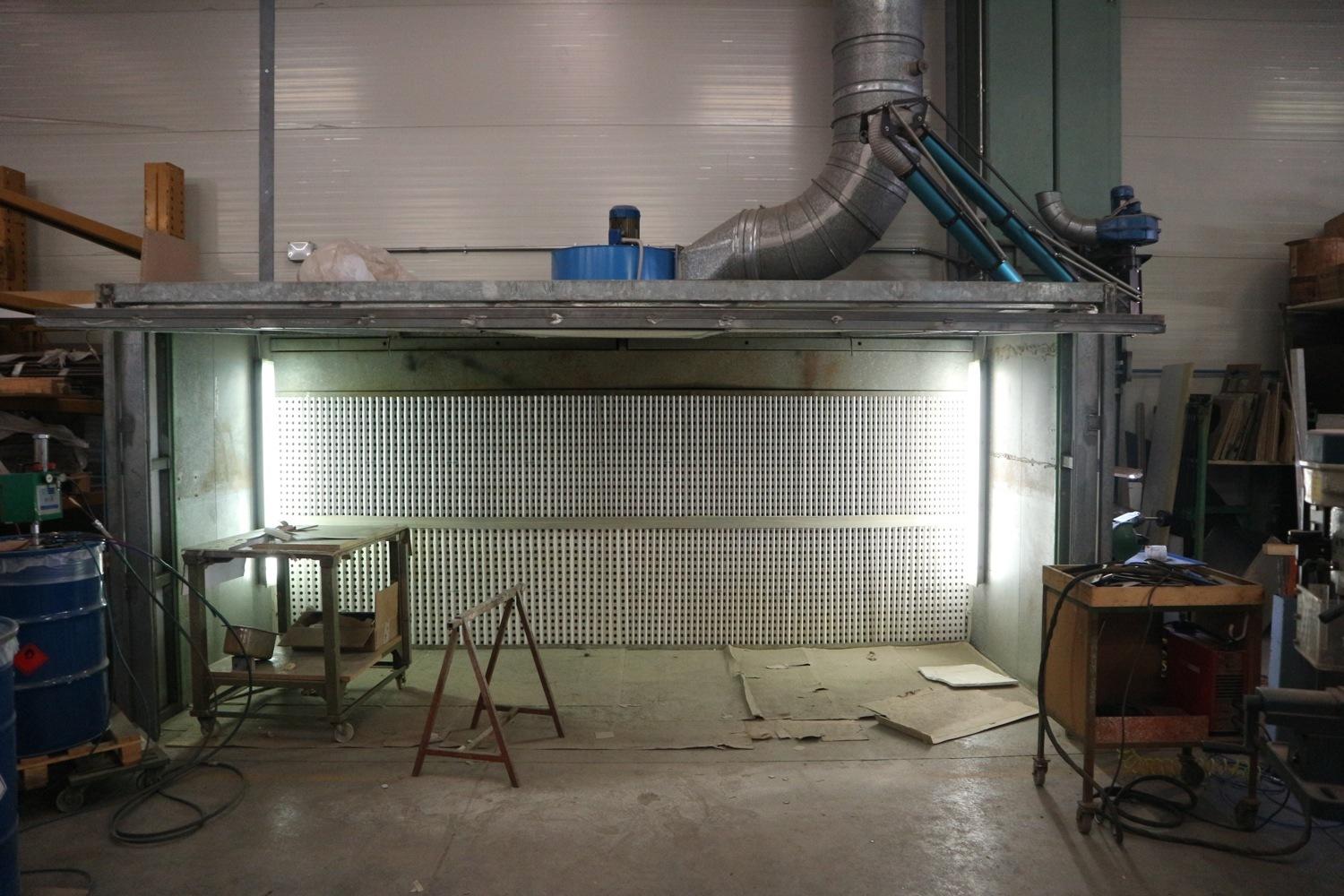 Lot Glue spray booth