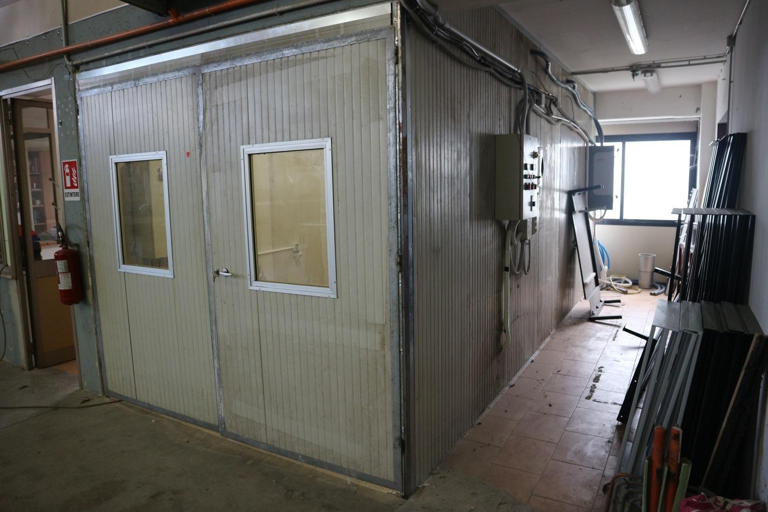 Lot Glue spray booth