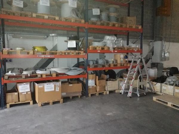 2#4249 Scaffalature e materiale elettrico in vendita - foto 2