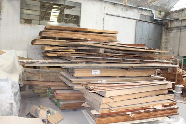 1#4288 Tavolame di legno e pannelli in truciolato in vendita - foto 1