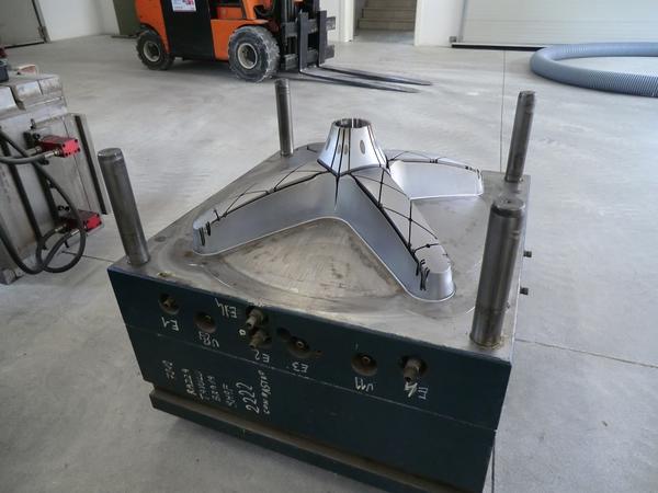 1#4306 Linea di stampi per la produzione di tavolini ribaltabili quadrati e rotondi in vendita - foto 1