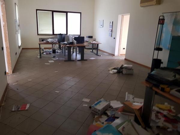 13#4325 Arredi ed attrezzature da ufficio in vendita - foto 3