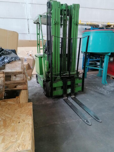 Carrelli elevatori in vendita