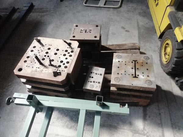 4#4368 Stenditore e macchine da cucire Rimoldi in vendita - foto 23