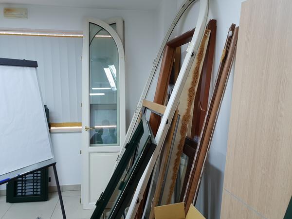 18#4375 Infissi e arredi da ufficio in vendita - foto 4