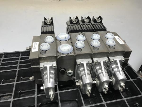 6#4388 Distributore Danfoss PVG 1105OB23 in vendita - foto 1