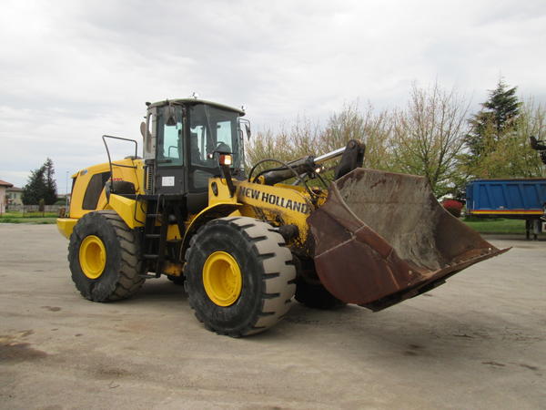 23#4419 Pala gommata New Holland W270B in vendita - foto 1