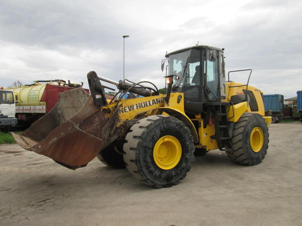 23#4419 Pala gommata New Holland W270B in vendita - foto 2