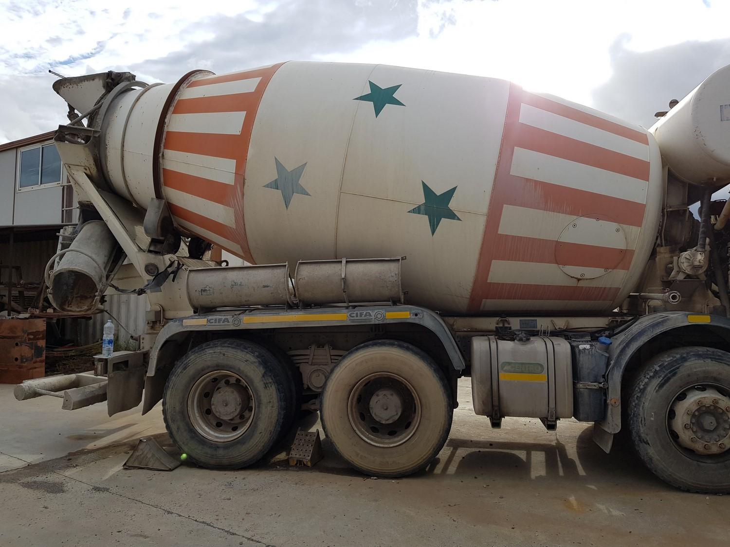 Lot Iveco Trakker cement mixer