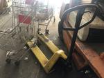 Image 3 - Manual pallet trucks and and Toyota forklift - Lot 4 (Auction 4548)