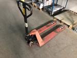 Image 5 - Manual pallet trucks and and Toyota forklift - Lot 4 (Auction 4548)