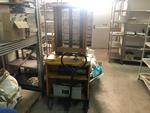 Image 11 - Manual pallet trucks and and Toyota forklift - Lot 4 (Auction 4548)