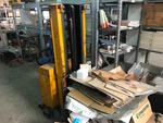 Image 12 - Manual pallet trucks and and Toyota forklift - Lot 4 (Auction 4548)