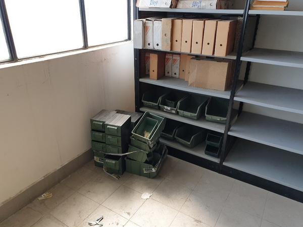 21#4637 Scaffalatura e banconi in vendita - foto 9
