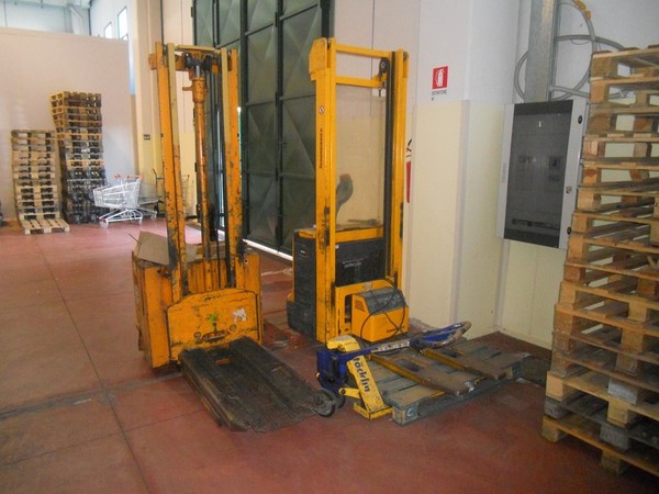 Lot Jungheinrich forklift and Pimespo pallet truck