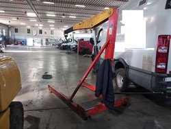 Carrello con ganci e ruote da autofficina Omcn - Lotto 12 (Asta 4797)