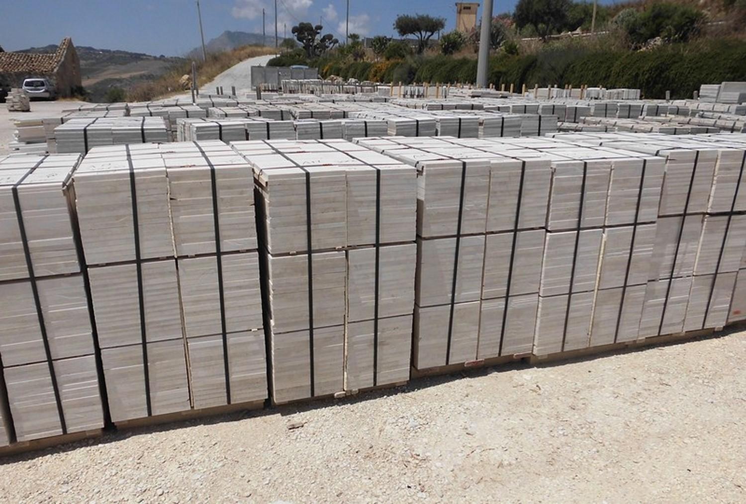 Lotto Marmette grezze e gradini lucidi di Perlato di Sicilia
